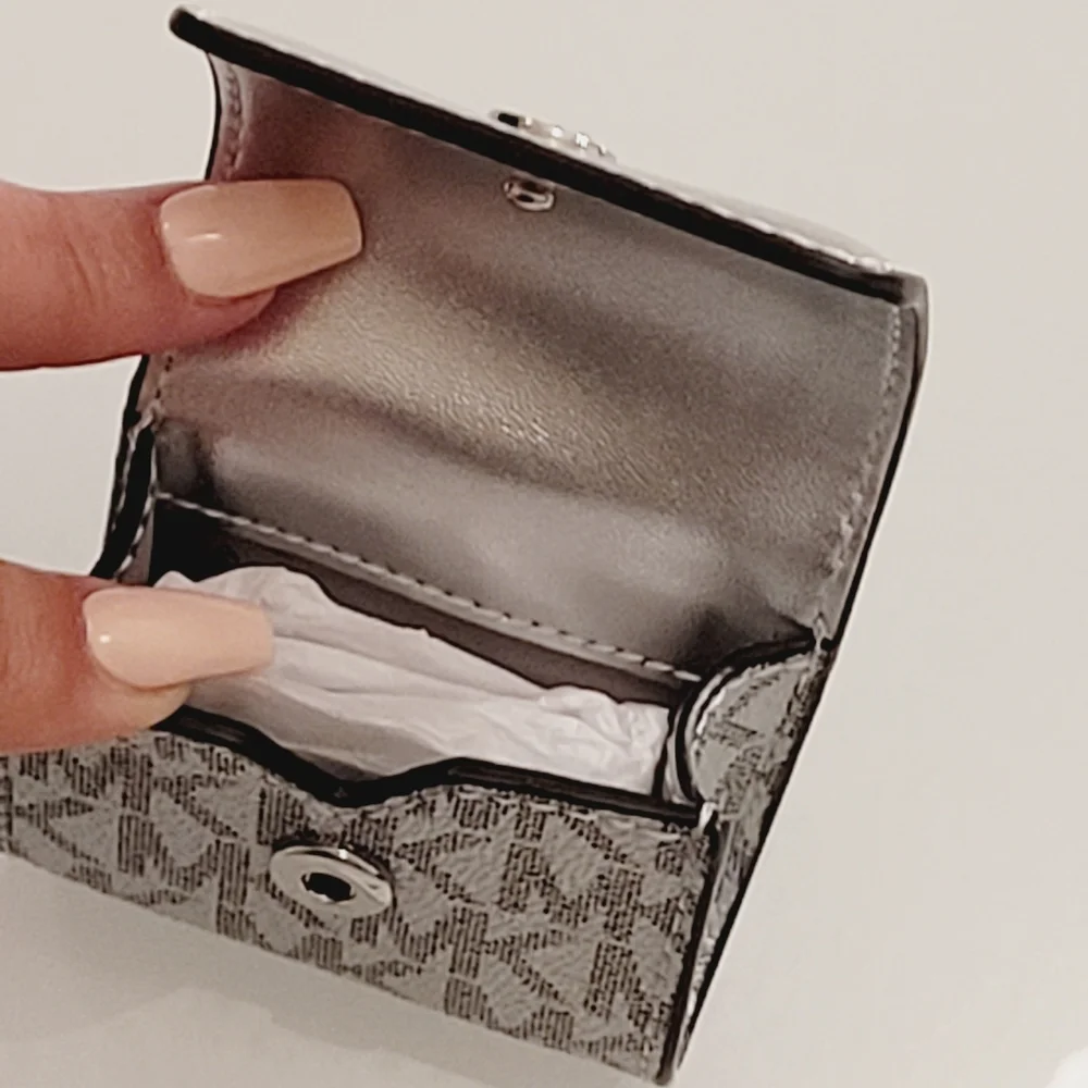 NWT Michael Kors MK Jet Set Travel Airpod Earpod Case Coinpurse Keychain Silver - Picture 4 of 8
